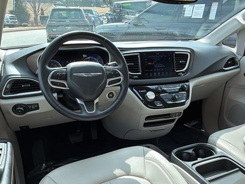 Used 2018 Chrysler Pacifica Touring-L w/ Tire & Wheel Group image 24