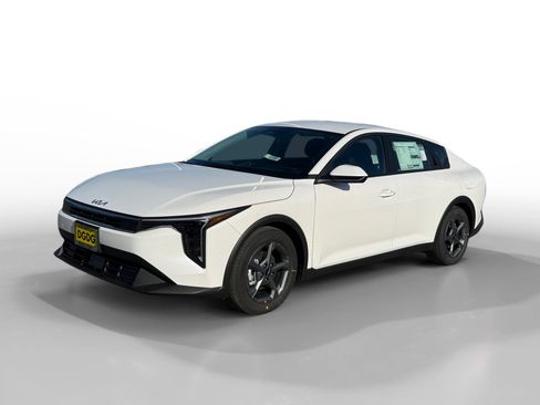 New 2025 Kia K4 LXS image 1