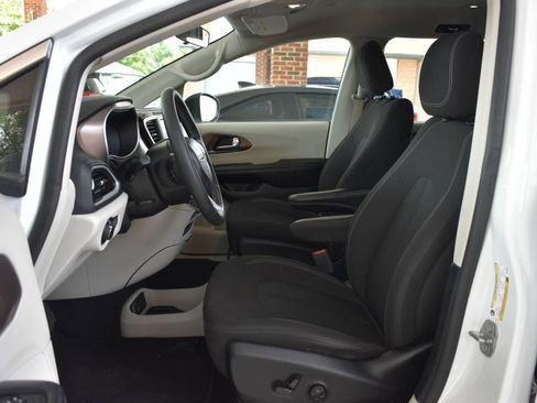 Used 2022 Chrysler Voyager LX FWD image 7