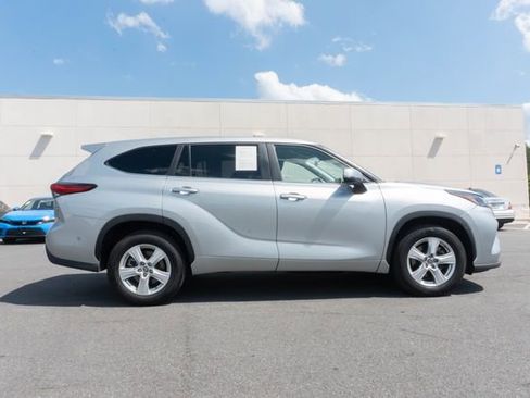 Used 2023 Toyota Highlander LE FWD image 4
