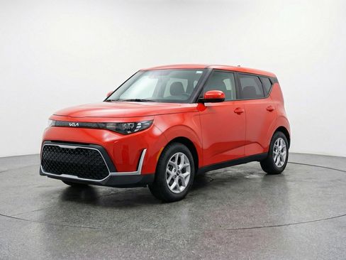 Used 2025 Kia Soul LX w/ LX Technology Package FWD image 3