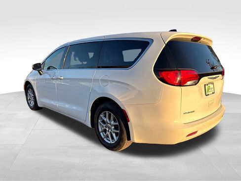 Used 2022 Chrysler Voyager LX image 6