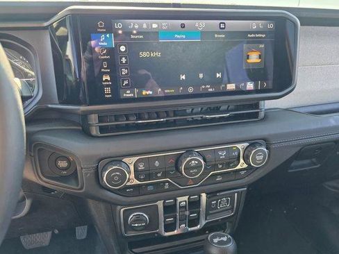 Used 2025 Jeep Wrangler Sahara image 21