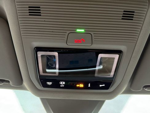 Used 2025 Volkswagen Atlas SE image 19