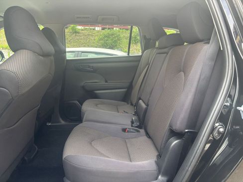 Used 2025 Toyota Highlander LE FWD image 29