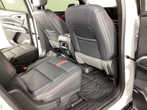 Used 2024 Chevrolet Traverse RS image 33