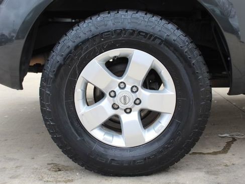 Used 2010 Nissan Frontier SE w/ SE Value Truck Pkg image 9