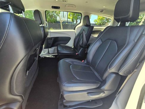 Used 2024 Chrysler Pacifica Limited FWD image 17