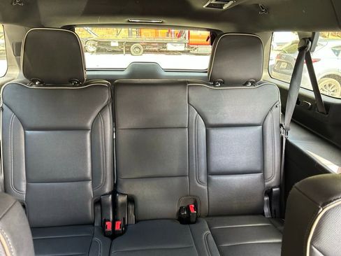 Used 2023 Chevrolet Suburban Premier image 15