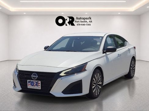 Used 2024 Nissan Altima 2.5 SV FWD image 2