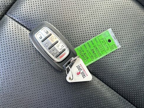 Used 2025 Chrysler Pacifica Limited image 25