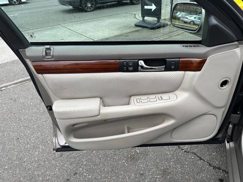 Used 2001 Cadillac Seville STS w/ Luxury Pkg image 34