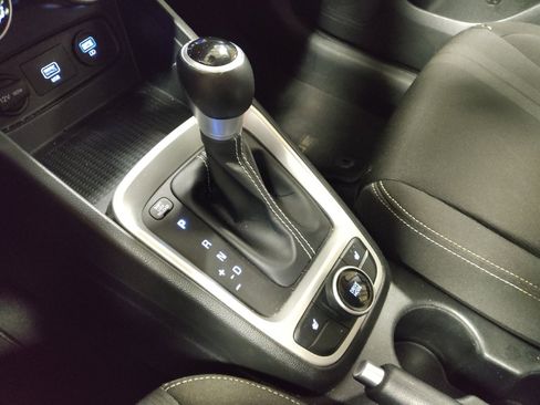 Used 2020 Hyundai Venue SEL w/ Convenience + Premium Package FWD image 26