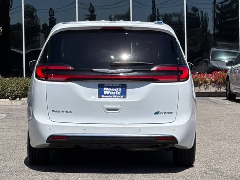 Used 2023 Chrysler Pacifica Touring-L FWD image 5