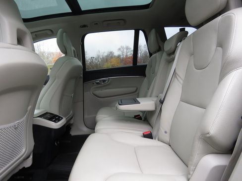 Used 2020 Volvo XC90 T6 Momentum w/ Protection Package image 22