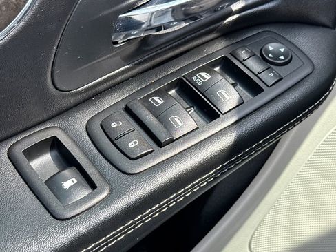 Used 2015 Chrysler Town & Country Touring-L w/ Driver Convenience Group image 21