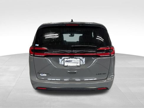 Used 2025 Chrysler Pacifica Limited FWD image 5