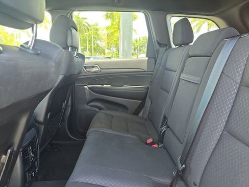 Used 2018 Jeep Grand Cherokee Laredo AWD/4WD image 12