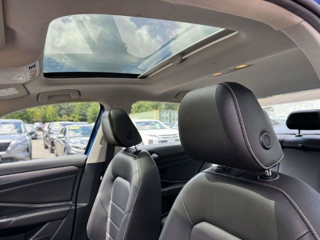 Used 2023 Volkswagen Jetta SE w/ Panoramic Sunroof Package FWD image 2