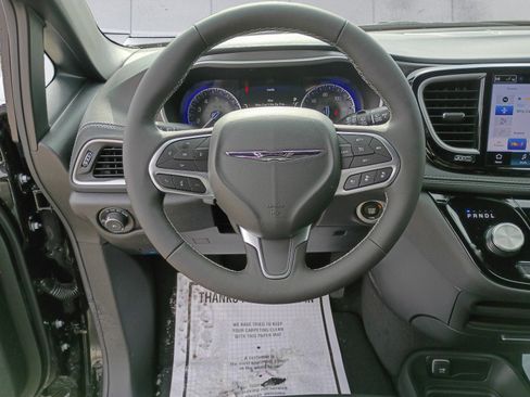 New 2026 Chrysler Pacifica Select AWD/4WD image 13