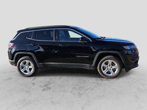 Used 2024 Jeep Compass Latitude image 9