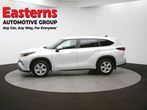 Used 2023 Toyota Highlander LE image 59