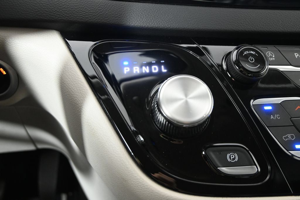 Used 2023 Chrysler Pacifica Touring-L FWD image 28