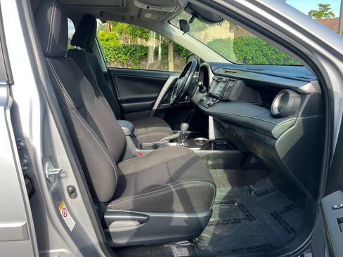 Used 2018 Toyota RAV4 XLE AWD/4WD image 30