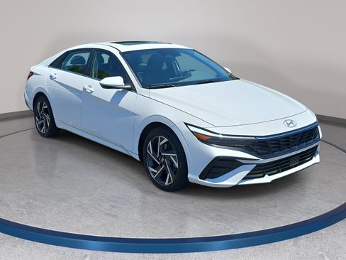Used 2024 Hyundai Elantra SEL w/ Convenience Package FWD image 3
