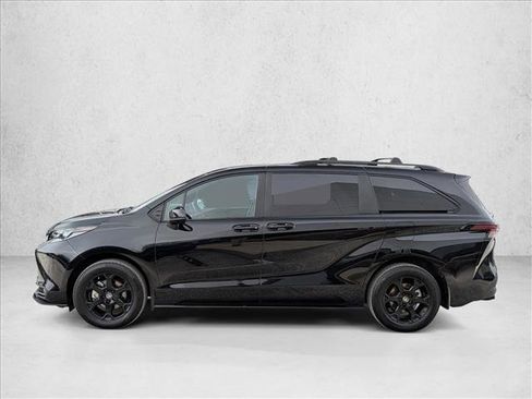 Used 2025 Toyota Sienna XLE Woodland Edition image 9