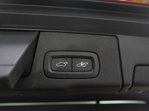 Used 2018 Volvo XC60 T6 R-Design w/ Convenience Package image 11