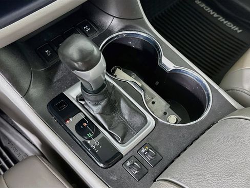 Used 2019 Toyota Highlander XLE AWD/4WD image 17