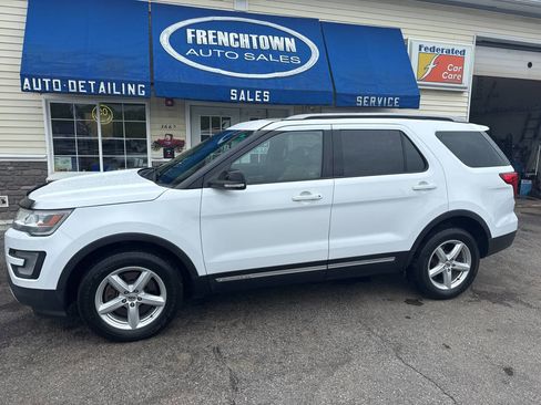 Used 2017 Ford Explorer XLT w/ Equipment Group 202A AWD/4WD image 1