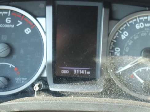 Used 2021 Toyota Tacoma SR5 AWD/4WD image 11