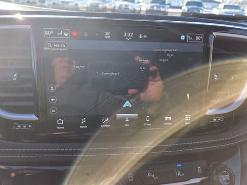 Used 2025 Chrysler Pacifica Limited image 12