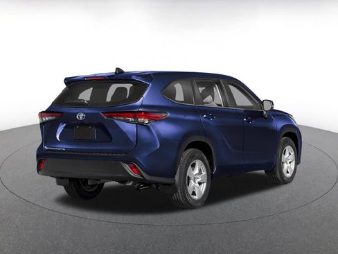 Used 2025 Toyota Highlander LE FWD image 2