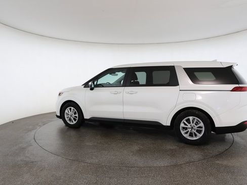Used 2024 Kia Carnival LX image 8