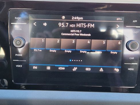 Certified 2025 Volkswagen Jetta SE w/ Sunroof Package image 21