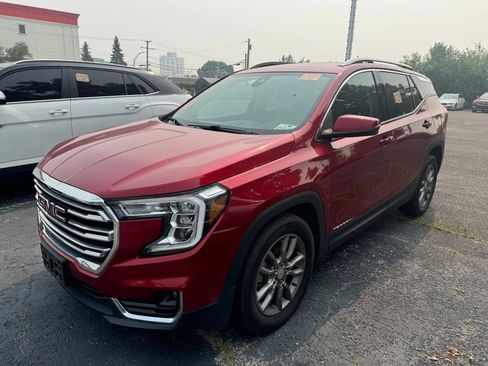 Used 2022 GMC Terrain SLT w/ Infotainment Package II FWD image 2