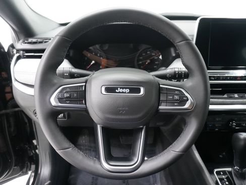 Used 2025 Jeep Compass Latitude image 14
