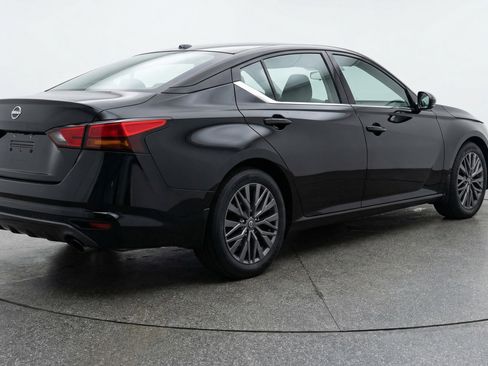 Used 2025 Nissan Altima 2.5 SV FWD image 9