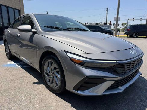 Used 2025 Hyundai Elantra Hybrid FWD image 3