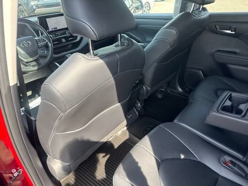 Used 2023 Toyota Highlander XLE FWD image 21