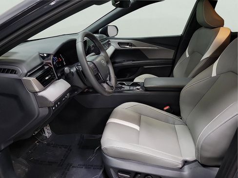 Used 2025 Toyota Camry SE image 12