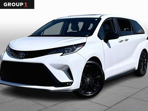 Used 2025 Toyota Sienna XSE image 1