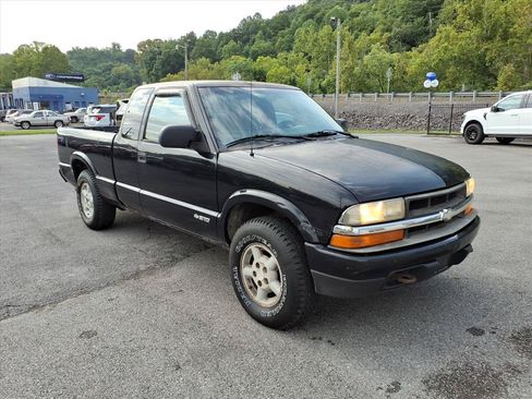 Used 2002 Chevrolet S10 Pickup LS w/ LS Preferred Equipment Group AWD/4WD image 15