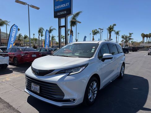 Used 2023 Toyota Sienna Limited image 4