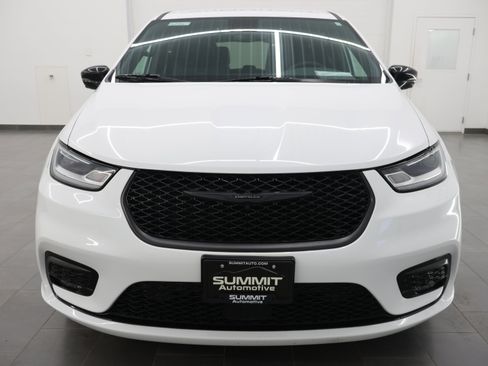 Used 2024 Chrysler Pacifica Limited FWD image 25