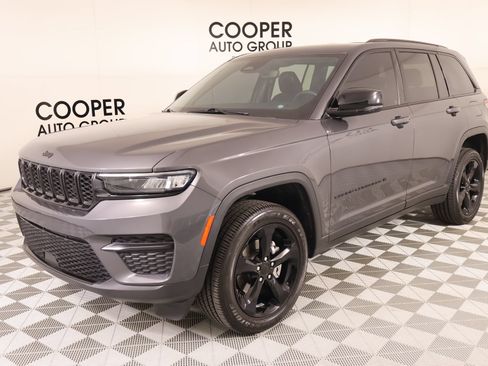 Used 2023 Jeep Grand Cherokee Altitude AWD/4WD image 10