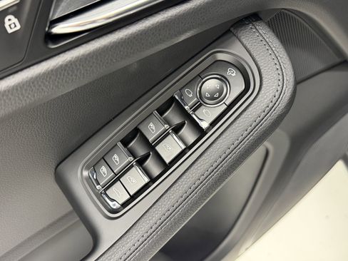 Certified 2026 Porsche Macan AWD/4WD image 28